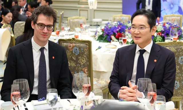 Mistral AI CEO Arthur Mensch seated with Samsung Electronics chairman Lee Jae-yong at a state luncheon in Paris